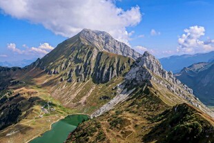壮丽高山与山间碧绿湖泊