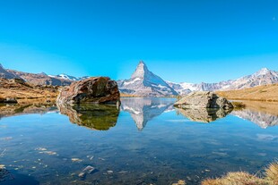 雪山倒映在平静湖面上