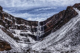 雪山峡谷壮丽自然景观