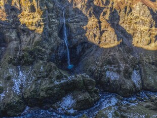 山间瀑布 光影下的自然奇观