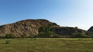 草原上的壮丽山丘