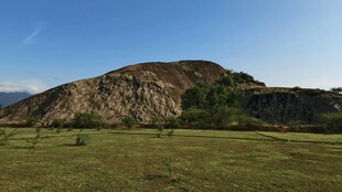 草原上的巍峨岩石景观