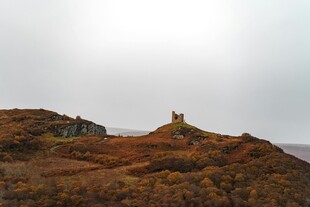 山丘上的孤独建筑