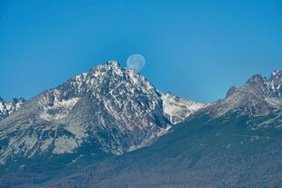巍峨雪山映蓝天