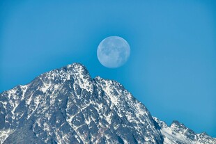 雪山之上的皎洁明月