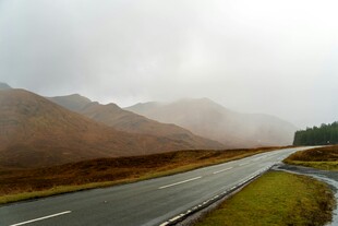 山间雾中公路景色