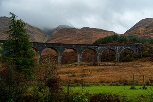 苏格兰山谷中的古老石桥