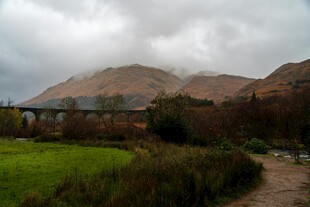 山间小径旁的阴云笼罩山峦