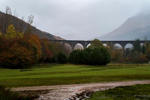 山间云雾中的古老高架桥
