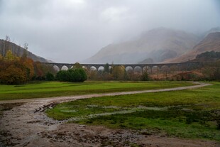山间草地与远处桥梁风景