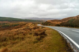 蜿蜒公路穿行于旷野之间