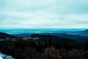 山巅远眺广阔海景