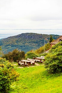 山间绿野中的休闲景致