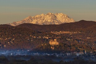 夕阳下的山城与远处雪山