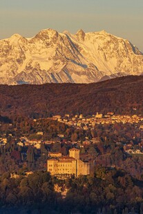 雪山下的城镇风光