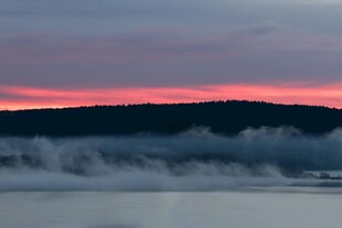 日出时分山间云海美景