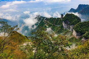 云雾缭绕的壮美山峦景色