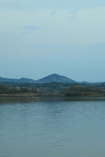 宁静湖面与远处山峦