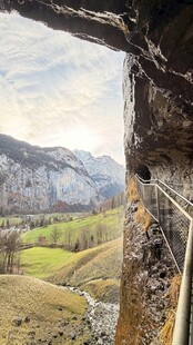 透过石窗望山间美景