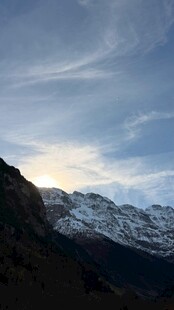 雪山蓝天壮丽自然景观