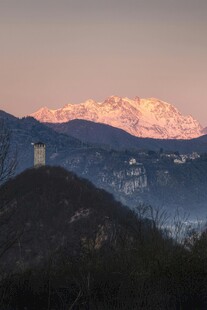 夕阳下的山峦与古老建筑