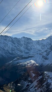 乘缆车赏壮美雪山景色