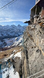 悬崖边建筑俯瞰壮丽山景