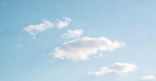 晴朗蓝天中的几朵白云