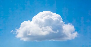 蓝天下的蓬松白云