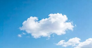 蓝天下的蓬松白云