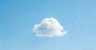 蓝天下的孤独云朵