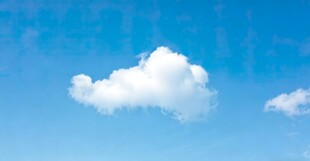 蓝天下的洁白云朵