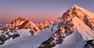 壮丽雪山日出美景