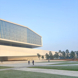 现代风格大型建筑外观