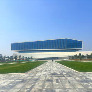 现代建筑前的开阔广场