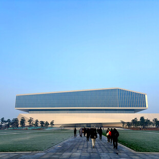 现代建筑前的行人漫步场景