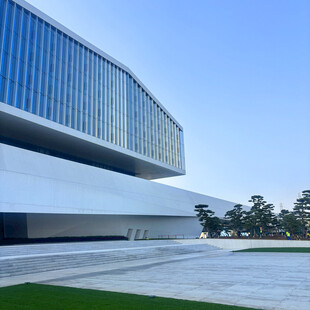 现代风格的宏伟建筑外观