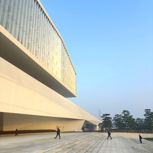 现代建筑前的行人景观