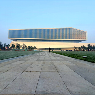 现代建筑前的宽阔步道