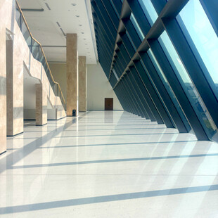 现代宽敞明亮的办公走廊