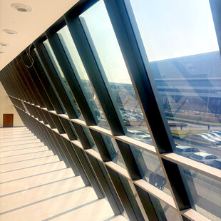 现代建筑玻璃观景长廊