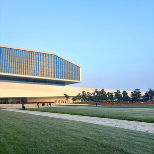 现代风格建筑前的开阔草坪