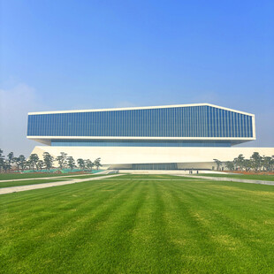 现代建筑前的翠绿草坪