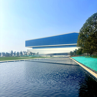 现代建筑旁的宁静水景