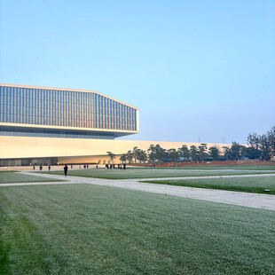 现代建筑旁的开阔草坪景观