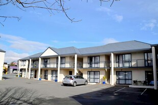 多层联排建筑外观景象