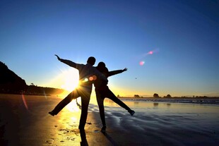 海边夕阳下的欢乐剪影