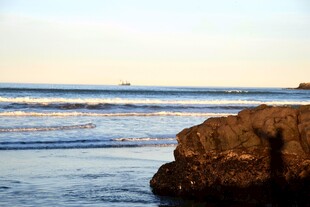 海边礁石与翻涌海浪