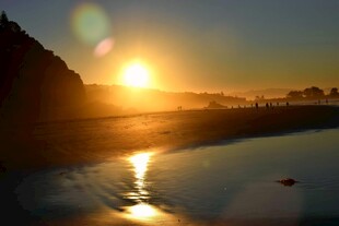 海边日落时的静谧水面