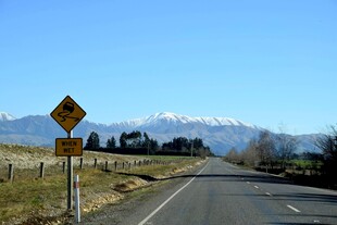 公路旁警示标志与远山风景